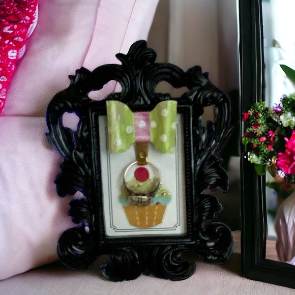 New! Black Framed Ring Display With Cute Bow & Cupcake - Picture 1 of 6